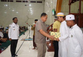 Pangdam XVII/Cenderawasih Mayjen TNI Rudi Puruwito serahkan bingkisan beras, sirup, aneka biskuit dan mie instan kepada para santri di bulan suci Ramadhan.