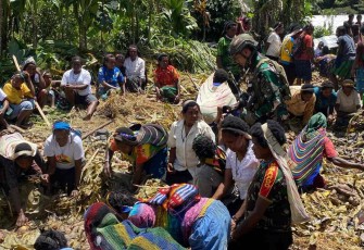 Ibadah Syukur 63 Tahun Injil Bersama Satgas TNI