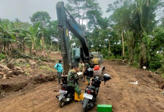 Personel Satgas TMMD Ke-123 Kodim 1310/Bitung saat melakukan penggantian kuku alat eksavator di titik 2.500 meter