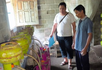 Tersangka berinisial ERE (23) diduga melakukan pemindahan isi tabung gas LPG ukuran 3 kg (subsidi) ke tabung gas LPG ukuran 12 kg (non-subsidi) menggunakan regulator yang telah dimodifikasi.