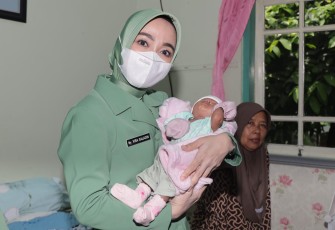 Ketua Persit KCK PD V/Brawijaya, Ny Vira Rudy Saladin Saat Menggendong Khalisa