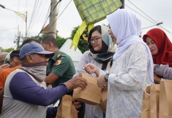Persit KCK Koorcab Rem 081 Bagikan 100 Paket Takjil di Jalan Pahlawan Kota Madiun