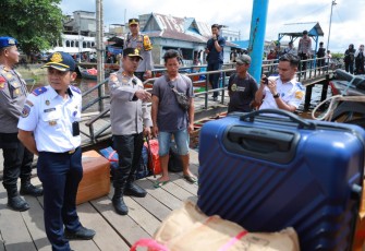 Kapolres Indragiri Hilir AKBP Farouk Oktora Pantau Pos Pengamanan dan Armada Angkutan Perairan
