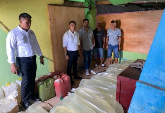 Satresnarkoba Polres Bitung saat mengamankan ribuan minuman keras jenis cap tikus beserta dua orang pelaku
