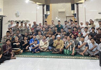 Kapolrestabes Makassar Kombes Pol Arya Perdana, S.H., S.I.K., M.Si, beserta jajaran Polrestabes Makassar berfoto bersama pengurus Masjid Nurul Huda di Jalan Bonto Duri Raya No. 22, Kelurahan Mannuruki, Kecamatan Tamalate, Kota Makassar pada Jumat (15/8/2025).
