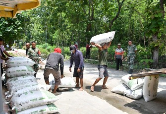 Komandan Kodim 0802/Ponorogo Letkol Inf Dwi Soerjono, Jumat (28/02) melakukan peninjauan dan pengecekan kepada para petani yang sedang melaksanakan panen padi di wilayah Kecamatan Siman Kabupaten Ponorogo, Sabtu (01/03/2025)