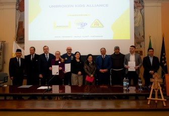 Ketua DPR Puan Maharani menandatangani komitmen dukungan kepada anak-anak korban perang Gaza dan Ukraina.