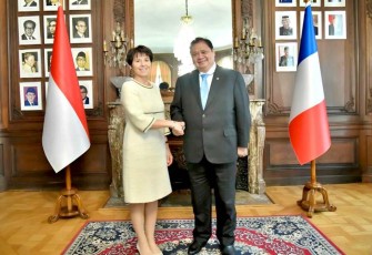 Menko Perekonomian Airlangga Hartarto bersama CEO Eramet Christel Bories di Paris 
