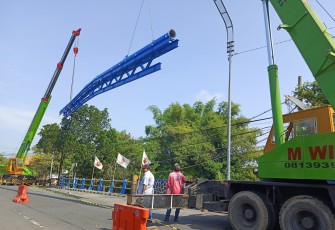 PUDAM Tirta Lawu melakukan pengerjaan revitalisasi jaringan pipa utama di Jembatan Siwaluh, Karanganyar, Rabu (16/4/2025)