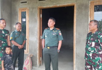 Komandan Kodim 0802/Ponorogo Letkol Inf Dwi Soerjono melakukan pengecekan dan meninjau secara langsung proyek perehaban rumah milik prajurit (Bintara Pembina Desa), Kamis (01/05/2025).