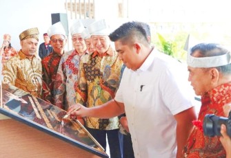 Bupati Bintan Roby Kurniawan menandatangani Prasasti sebagai tanda Grand Opening Four Points by Sheraton Bintan yang merupakan bagian dari Marriot Bonvoy