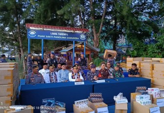 Gerak Cepat TNI AL Gagalkan Penyelundupan 223 Bal Rokok Ilegal di Laut Tarempa 