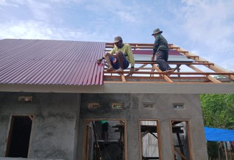 Renovasi RTLH TMMD Ke-124 Kodim 0408/BS Memasuki Tahap Pemasangan Atap