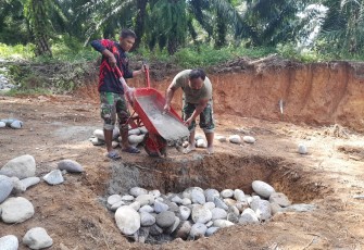 Satgas TMMD Ke-124 Kodim 0408/BS Kebut Pondasi Untuk Tugu Prasasti