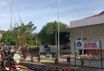 Personel Satgas TMMD Ke-123 Kodim 1310/Bitung saat melakukan pengecoran jalan masuk kantor lurah Girian Permai