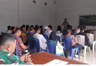 Gelar Penyuluhan Kamtibmas, Satgas TMMD Ke-123 Kodim 1310/Bitung Gandeng Polres Bitung   Bitung, Klikwarta.com - Guna mendukung salah satu program nonfisik TMMD Ke-123 Kodim 1310/Bitung, Satgas TMMD gandeng Polres Bitung melakukan penyuluhan Kamtibmas, Bahaya Terorisme dan Radikalisme di wilayah Kelurahan Girian Indah yang di laksanakan di Balai Pertemuan Kantor Camat Girian. Selasa, (25/2/25).  Kasat Binmas Polres Bitung, AKP Petrus Katiandago, selaku narasumber menegaskan pentingnya peran masyarakat dalam