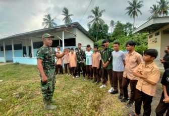 Serma Sonius Pareda Anggota Satgas TMMD Kodim 1310/Bitung Sosialisasi Rekrutmen TNI Kepada Siswa MA Almutadin 