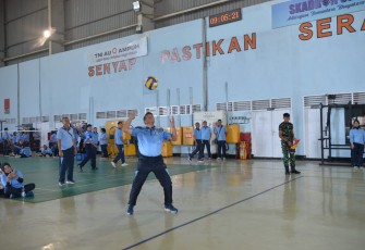 Komandan Lanud (Danlanud) Sultan Hasanuddin, Marsma TNI Arifaini Nur Dwiyanto, M. Han., menghadiri upacara pembukaan pertandingan olahraga antar satuan dalam rangka peringatan Hari Ulang Tahun (HUT) ke-79 TNI Angkatan Udara Tahun 2025, bertempat  di Apron Barat Skadron Udara 5 Lanud Sultan Hasanuddin, Makassar, Senin (24/2/2025)