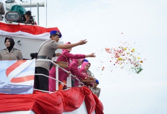 Korpolairud Baharkam Polri menyelenggarakan Upacara Tabur Bunga di Laut sebagai bentuk penghormatan atas jasa para pahlawan yang telah gugur dalam menjalankan tugas negara.