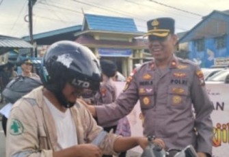 Kapolres Bintan Bersama Polwan Polres Bintan Bagikan Takjil Kepada Masyarakat Bintan Utara