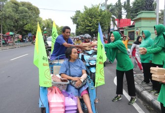 Persit KCK Cab XIX Kodim 0805/Ngawi Bagi Takjil Kepada Warga Masyarakat