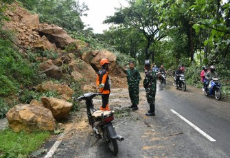 Dandim Ponorogo Langsung Terjun ke Lokasi Jalan Longsor 