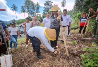 Wakil Walikota Bitung, Randito Maringka saat melakukan penanaman jagung