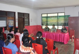 Masyarakat Kelurahan Tandurusa saat mengikuti kegiatan penyuluhan kesehatan, administrasi kependudukan dan pencatatan sipil