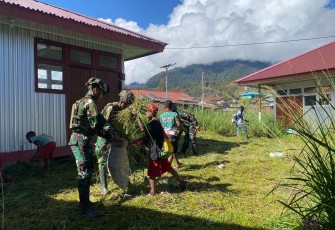 Satgas TNI dan Warga Sinak Kompak Bersihkan Sekolah
