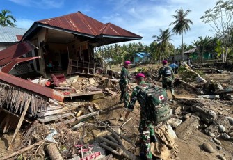 Satgas Kesehatan TNI AL dan Tim Sipil dari Petualang Rescue di Daerah Pengungsian Kuala Cangkoi, Kec. Lapang, Aceh. Senin (8/12).