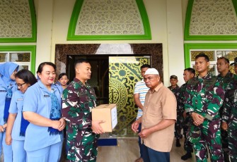 Skadron Udara 11 Laksanakan Tabur Bunga di Pantai Segeri Kabupaten Pangkep