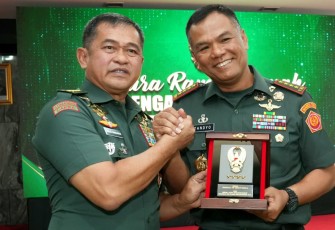 Wakil Panglima TNI Jenderal TNI Tandyo Budi Revita dan KSAD Jenderal TNI Maruli Simanjuntak,  di Markas Besar TNI Angkatan Darat (Mabesad), Jakarta Pusat, Selasa (19/08/2025).