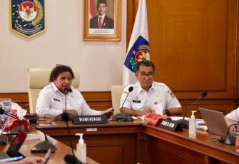Wakil Menteri Dalam Negeri (Wamendagri) Ribka Haluk memimpin Rapat Kesiapan Pendanaan Pilkada pada Daerah yang Melaksanakan PSU secara hybrid dari Kantor Pusat Kementerian Dalam Negeri (Kemendagri), Jakarta, Rabu (5/3/2025)