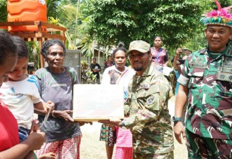 Wakil Bupati Biak Numfor Jimmy CR Kapisa didampingi Ketua TIM Wasev TMMD ke-123 Kolonel Inf Wawan Setiawan Menyerahkan paket PMT kepada Para Ibu yang memiliki Anak Balita di Kampung Kbusdori, Distrik Swandiwe