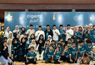 Supian Suri didampingi Camat Cimanggis dan Lurah Tugu menghadiri buka puasa bersama dan santunan yatim PT Cipta Gemilang Indatama di RM Pondok Laras, Minggu (09/03/25).
