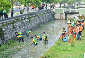 Yonarmed 12 Kostrad Gelar Karya Bakti Pembersihan Sungai Sambut HUT ke-64 Kostrad