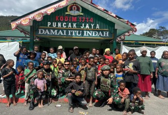 Satgas Yonif 715/Mtl Bagikan Logistik kepada Pengungsi Konflik Puncak Jaya