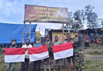 Satgas Pamtas Mobile RI-PNG Yonif 700/Wira Yudha Cakti bertugas, menjadi saksi pertemuan penuh makna antara iman, bangsa, dan kemanusiaan, Selasa (15/04)