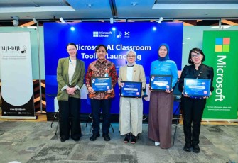 “Biji-biji Initiative” dan “Mereka” Perkuat Literasi AI Sekolah Microsoft Toolkit