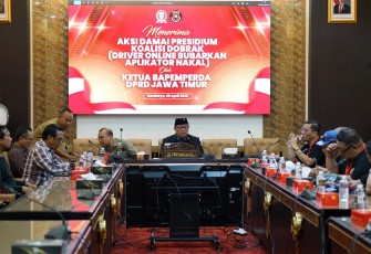 Ketua Bapemperda DPRD Jatim, Yordan M Batara Goa saat merespons langsung terhadap tuntutan pengemudil online yang tergabung dalam aliansi Driver Online Bubarkan Aplikator Nakal (Dobrak)