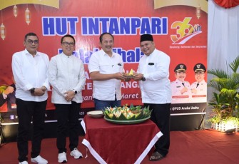 Pemotongan tumpeng menandai perayaan HUT ke-36 Intanpari yang digelar di aula PUD Aneka Usaha, Kamis (26/3/2026) malam.