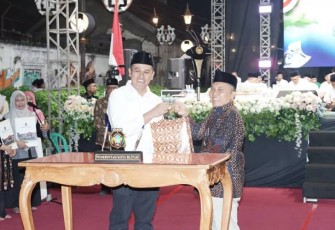 Walikota Blitar Syauqul Muhibbin (baju putih bersongkok) Teken Kerjasama dengan Rektor UIN Malang (Foto : Ist.) 