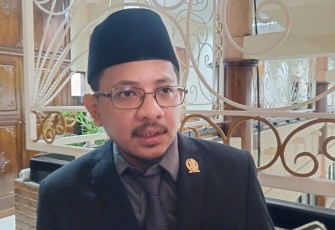 Ketua Fraksi Partai NasDem DPRD Jatim, KH Nasih Aschal, 