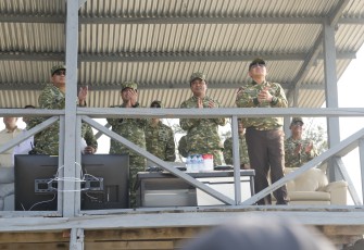 Panglima TNI Jenderal TNI Agus Subiyanto saat bersama Menteri Pertahanan RI Sjafrie Sjamsoeddin, Ketua Komisi I DPR RI Utut Adianto, Wakil Panglima TNI Jenderal TNI Tandyo Budi R., serta para Kepala Staf Angkatan menyaksikan pelaksanaan latihan operasi gabungan Komando Gabungan (Kogab) TNI dalam rangka Latihan Terintegrasi TNI 2026