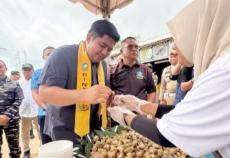 Bupati Roby bersama seluruh pengunjung kemudian menikmati kuliner gonggong (siput cangkang) beserta sambal khasnya dengan cita rasa pedas asam yang menyatu.