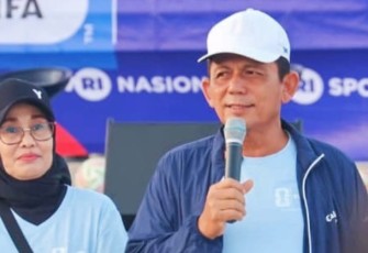 Gubernur Kepulauan Riau Ansar Ahmad saat membuka secara resmi kegiatan Kick Off Piala Dunia 2026
