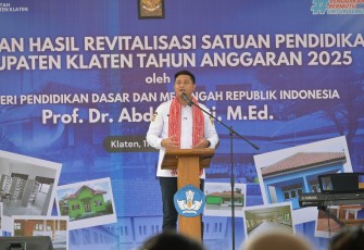 Bupati Klaten Hamenang Wajar Ismoyo pada peresmian 92 Revitalisasi Satuan Pendidikan di Kabupaten Klaten, Rabu (11/2).