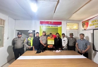 Tersangka Pengedar Sabu Saat Diamankan Di Polsek Sipirok