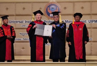 dr. Benjamin Kristianto, Mkes, MARS saat Raih Gelar Doktor PhD Berbasis Pengakuan Global