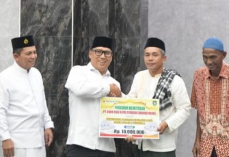 Gubernur Ansar dan Wagub Nyanyang saat Serahkan Bantuan CSR Rp15 Juta untuk Dua Masjid